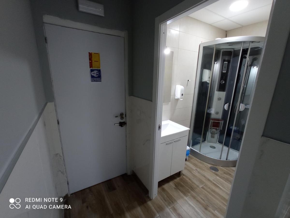 Hostal Avenida Andalucia - Solo Adultos Sevilla Exteriör bild