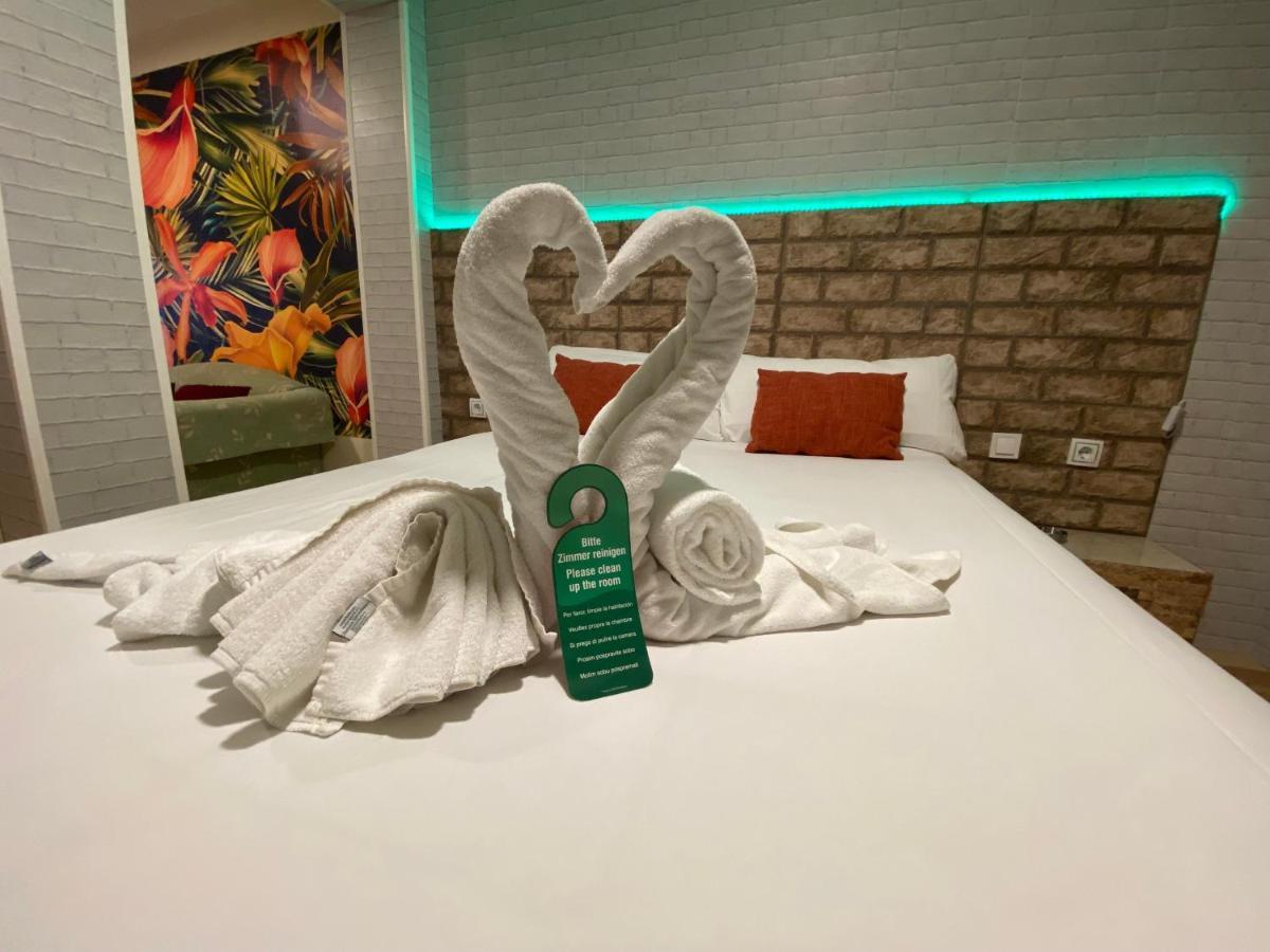 Hostal Avenida Andalucia - Solo Adultos Sevilla Exteriör bild