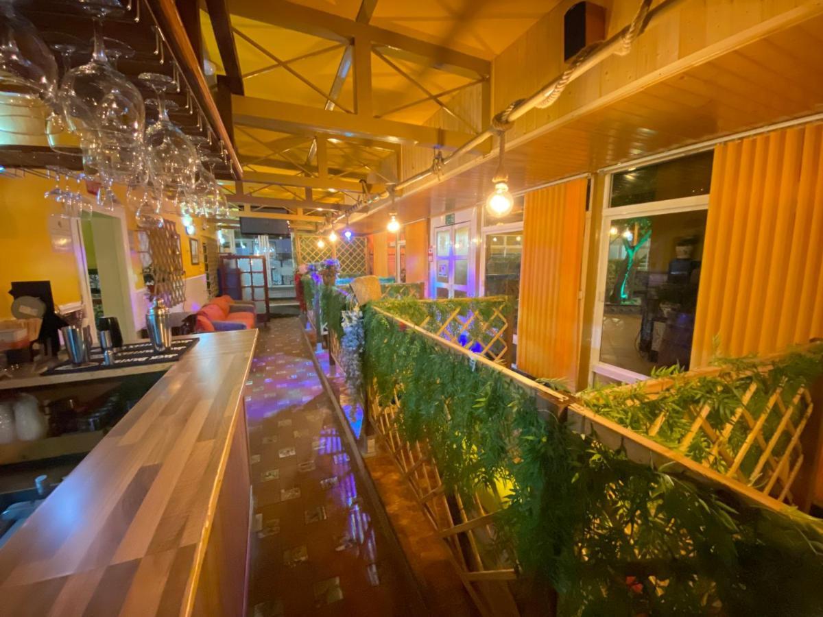 Hostal Avenida Andalucia - Solo Adultos Sevilla Exteriör bild