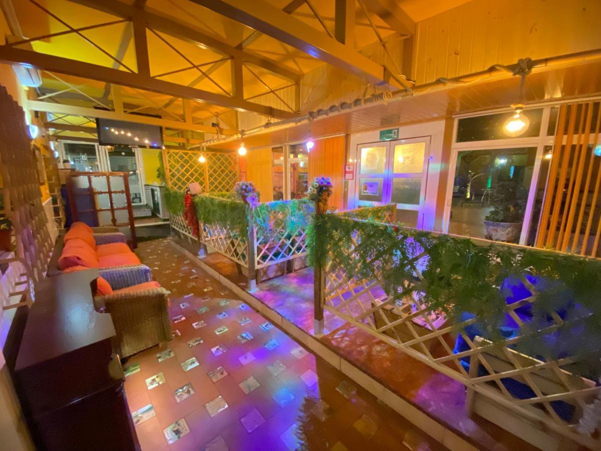 Hostal Avenida Andalucia - Solo Adultos Sevilla Exteriör bild