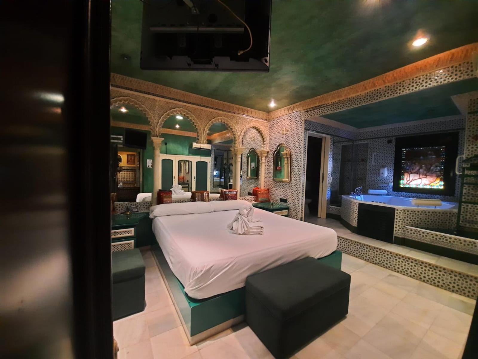 Hostal Avenida Andalucia - Solo Adultos Sevilla Exteriör bild
