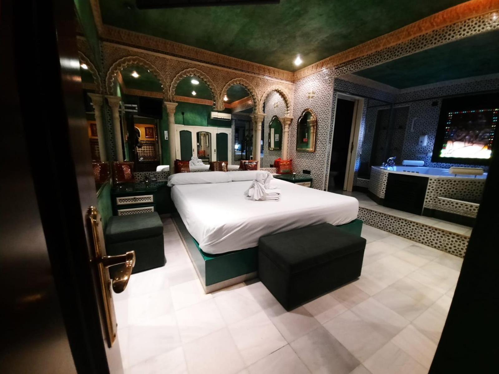 Hostal Avenida Andalucia - Solo Adultos Sevilla Exteriör bild