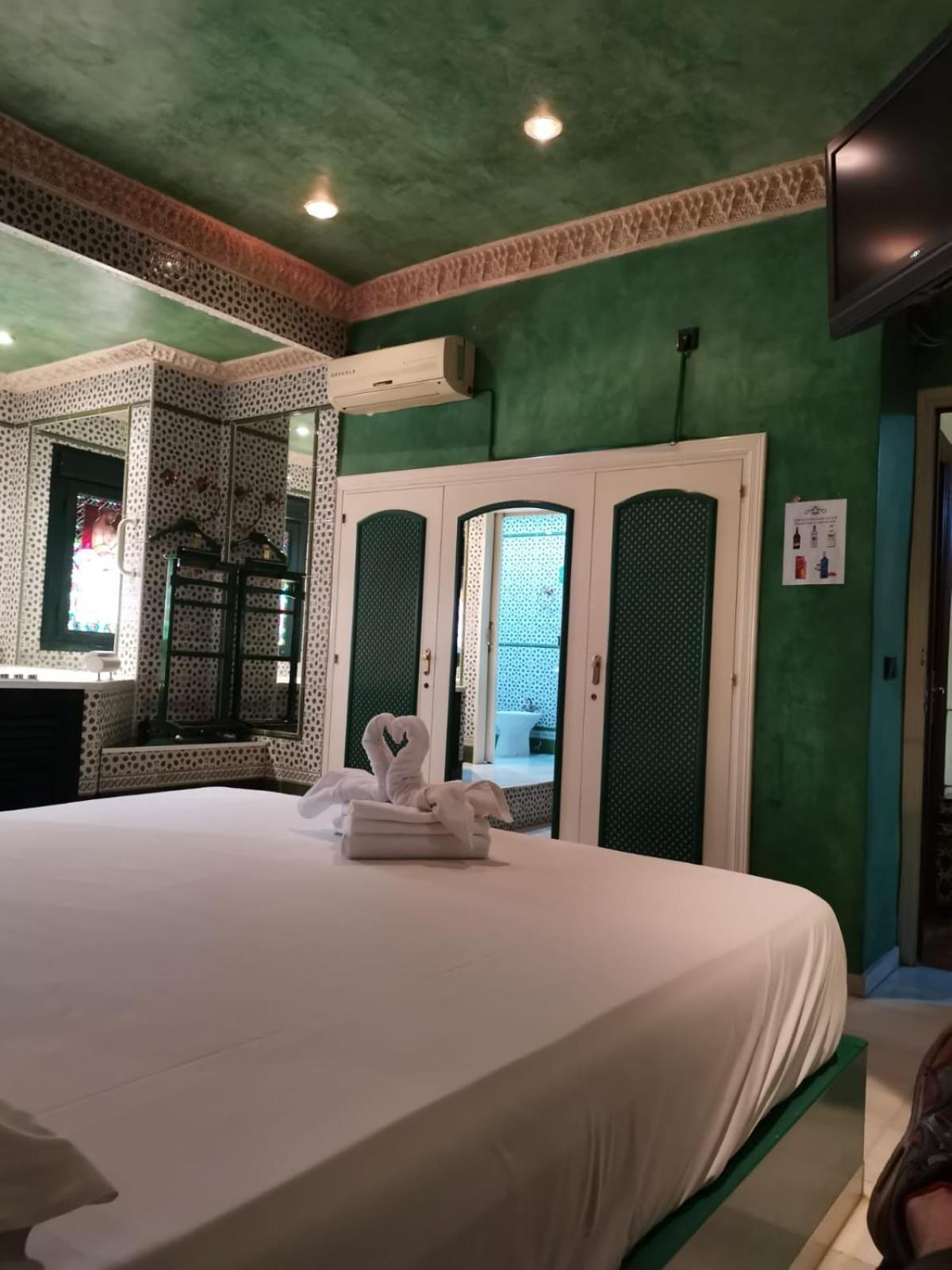 Hostal Avenida Andalucia - Solo Adultos Sevilla Exteriör bild