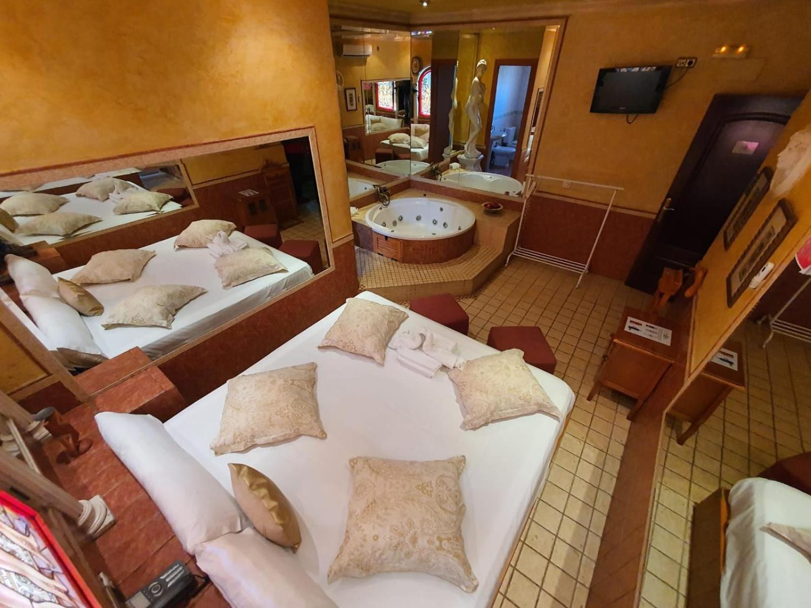 Hostal Avenida Andalucia - Solo Adultos Sevilla Exteriör bild