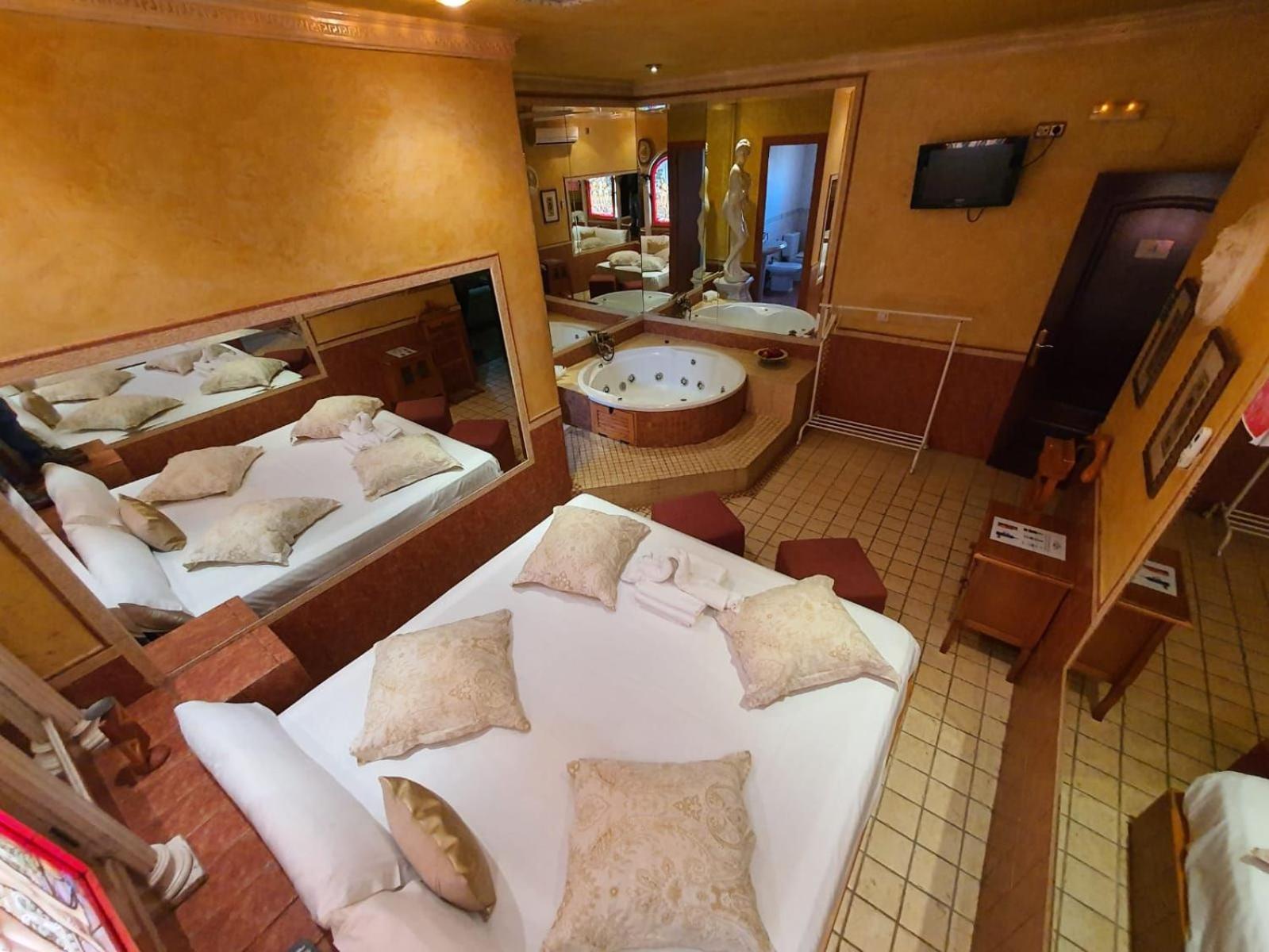 Hostal Avenida Andalucia - Solo Adultos Sevilla Exteriör bild