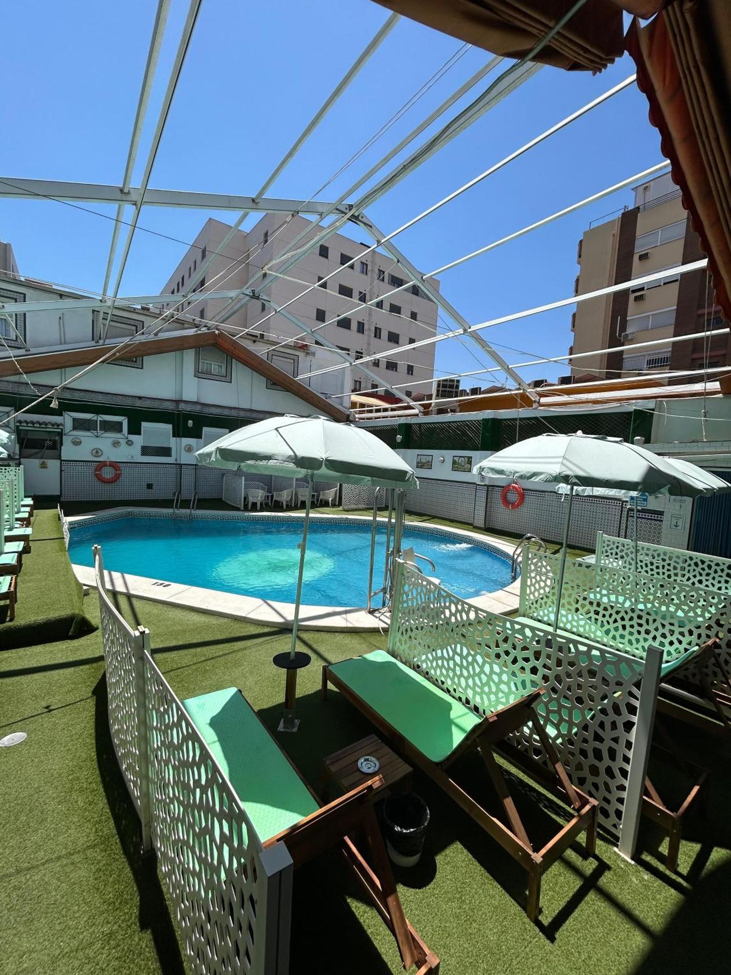 Hostal Avenida Andalucia - Solo Adultos Sevilla Exteriör bild