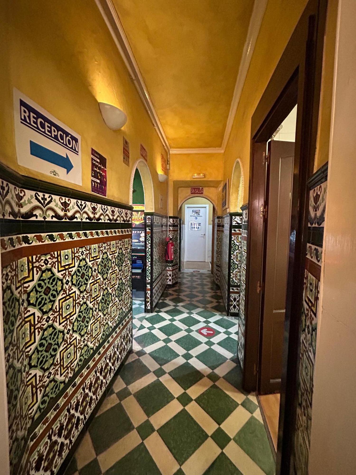 Hostal Avenida Andalucia - Solo Adultos Sevilla Exteriör bild