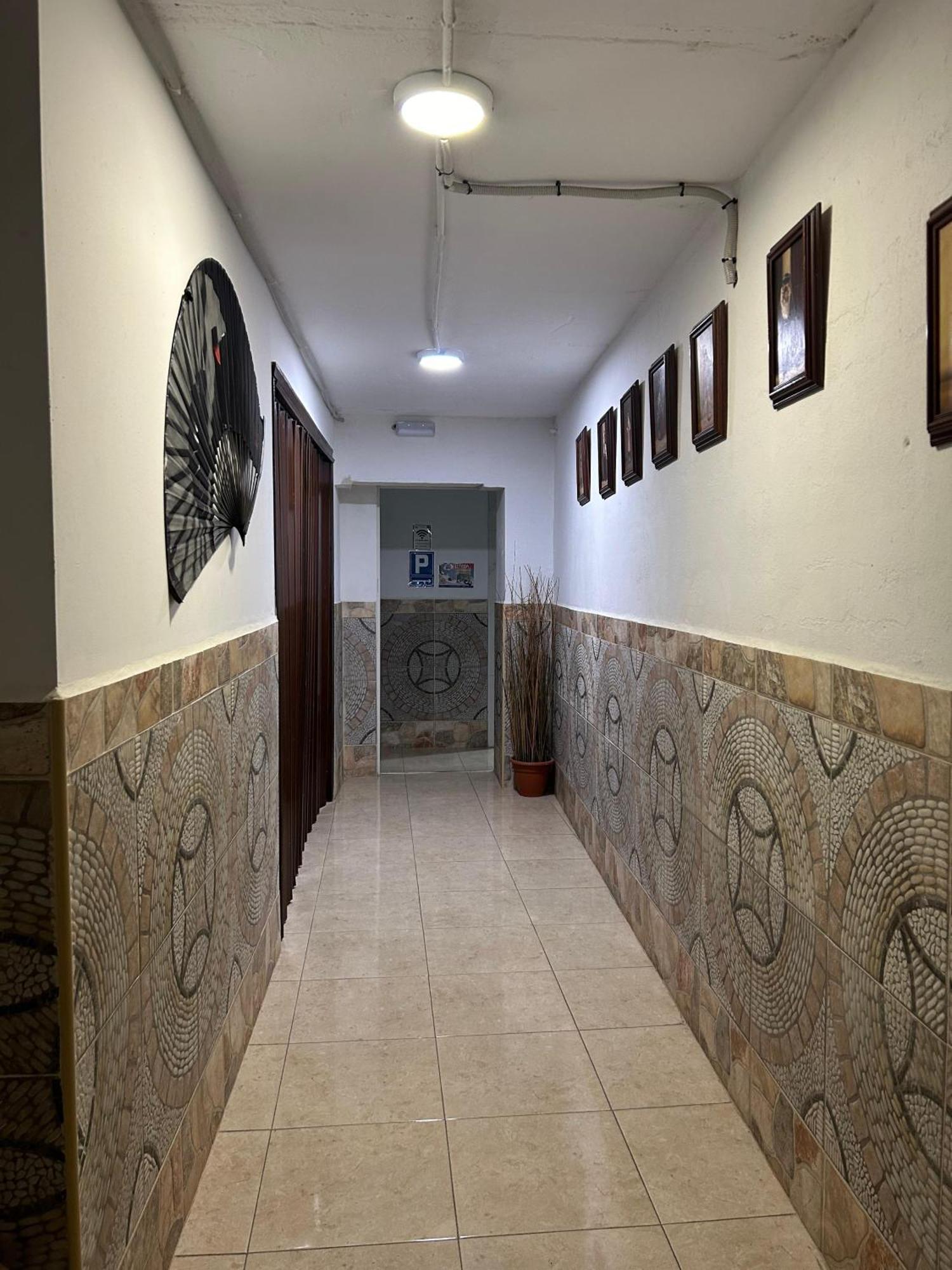 Hostal Avenida Andalucia - Solo Adultos Sevilla Exteriör bild