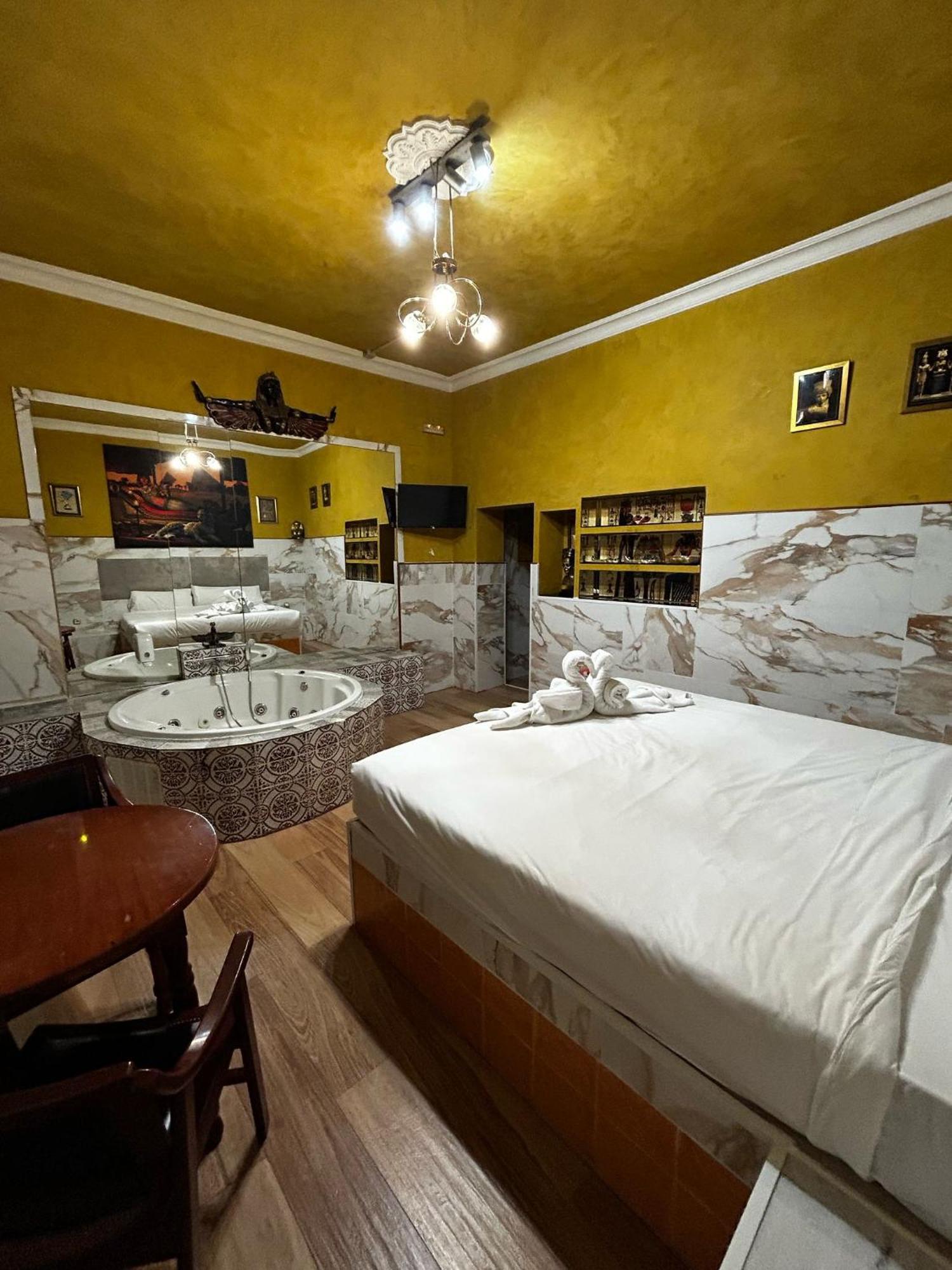 Hostal Avenida Andalucia - Solo Adultos Sevilla Exteriör bild