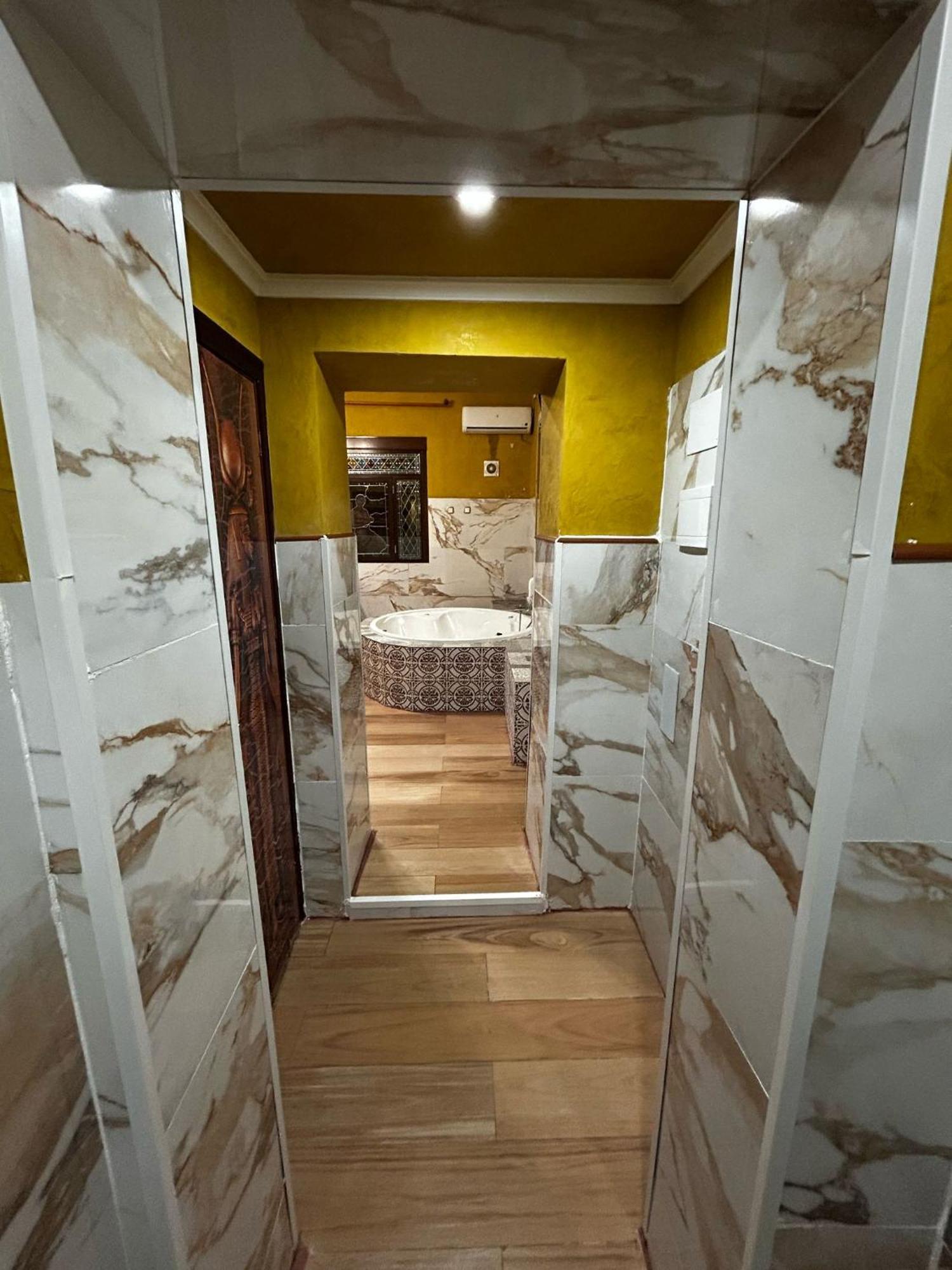 Hostal Avenida Andalucia - Solo Adultos Sevilla Exteriör bild
