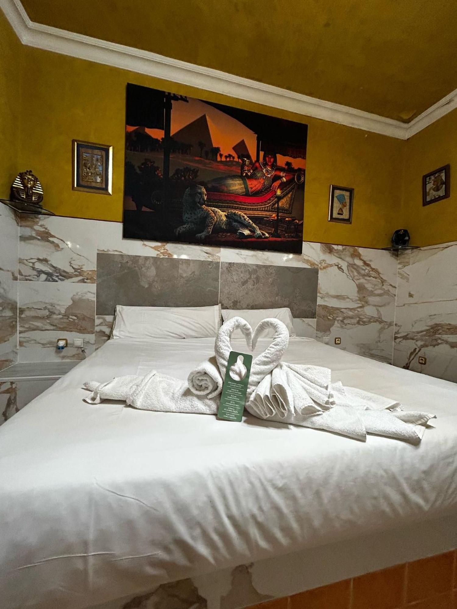 Hostal Avenida Andalucia - Solo Adultos Sevilla Exteriör bild